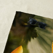 Helle, tiefgelbe Blumen mit Schmetterling Strandtuch (Beispiel)