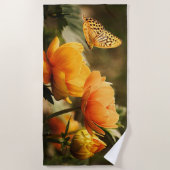 Helle, tiefgelbe Blumen mit Schmetterling Strandtuch (Vorderseite)