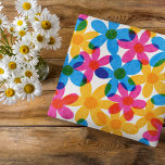 Helle und kühne Hippie-Blume Frühlingsfloral Kissen<br><div class="desc">Fügen Sie Ihrem Sofa eine helle Touch mit diesem gemusterten Kissen hinzu. Der Retro-Stil mit sich überlappenden Hippie-Disy-Blume in hellgelb,  blau und magentafrosa. Die handgezeichneten Grafiken sind so konzipiert,  dass sie den klassischen Risograph-Druck nachahmen</div>