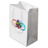 Helle Unendlichkeit mit Regenbogenschmetterling Mittlere Geschenktüte (Rückseite Schrägansicht)