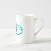 Helle Unendlichkeit mit Regenbogenschmetterling Porzellantasse (Rechts)