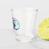 Helle Unendlichkeit mit Regenbogenschmetterling Schnapsglas (Rechts)