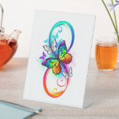 Helle Unendlichkeit mit Regenbogenschmetterling Sockelschild (In Situ)