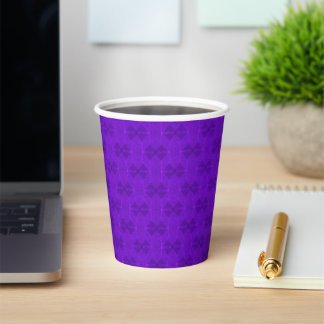 Helle violette geometrische Textur. Pappbecher