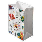 Helle Weihnachts-Geschenkboxen & Evergreen Blätter Mittlere Geschenktüte (Vorderseite Schrägansicht)