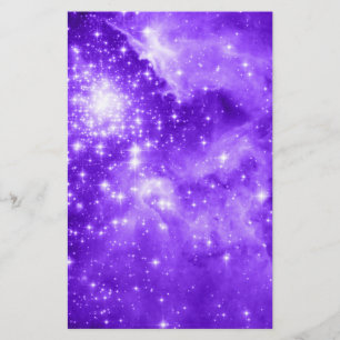 Helle weiße und violette lila Sterne Himmelskörper