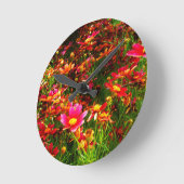 Helle wilde Blumen des rosa und gelben Gänseblümch Runde Wanduhr (Winkel)