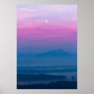 Helle Wolken und Mond bei Sonnenaufgang Poster