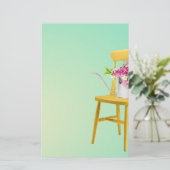 Heller gelber Stuhl mit Bewässerungs-Dose Blumen Briefpapier (Stehend Vorderseite)