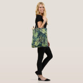Heller grüner Hintergrund mit tropischen Pflanze. Tasche (Am Model)