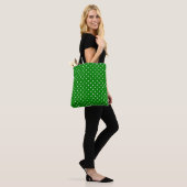 Heller grüner Hintergrund mit weißen Polka-Punkten Tasche (Am Model)