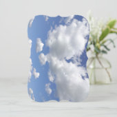 Heller Himmel, glückliche Einladung zum Geburtstag (Stehend Vorderseite)