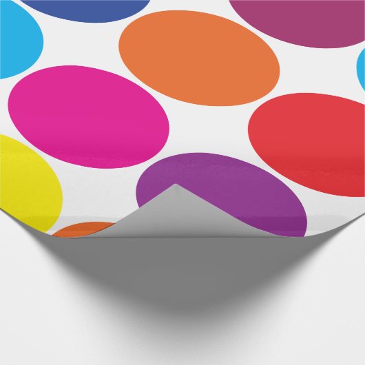 Heller mutiger bunter Regenbogen kreist Tupfen ein Geschenkpapier (Ecke)