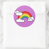 Heller Regenbogen mit flauschigen weißen Wolken Runder Aufkleber (Tasche)