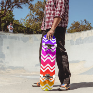 Heller Regenbogen mit weißer Zig Zag Linie Art Skateboard
