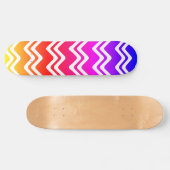 Heller Regenbogen mit weißer Zig Zag Linie Art Skateboard (Horizontal)