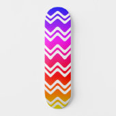 Heller Regenbogen mit weißer Zig Zag Linie Art Skateboard (Vorderseite)