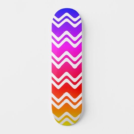 Heller Regenbogen mit weißer Zig Zag Linie Art Skateboard (Vorderseite)