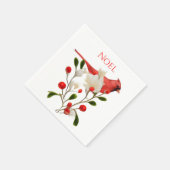Heller roter Kardinal auf einer Berry-Zweigniederl Serviette (Ecke)