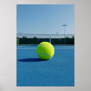 Heller Tennisball auf blauem Spielfeld Poster