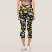 Helles abstraktes Blumenmuster auf schwarzem Hinte Capri Leggings (Rückseite)