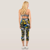 Helles abstraktes Blumenmuster auf schwarzem Hinte Capri Leggings (Rückseite)