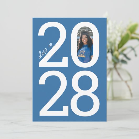 Helles Blau Moderne Klasse Jahr und Foto Abschluss Ankündigung (Stehend Vorderseite)
