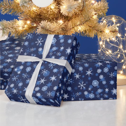 Helles Blau und Winter Weiße Schneeflocken Muster Geschenkpapier (Feiertage)