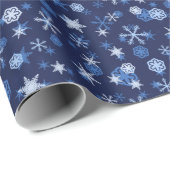 Helles Blau und Winter Weiße Schneeflocken Muster Geschenkpapier (Rolleneckpunkt)