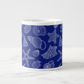 Helles blaues Muschel-Muster Jumbo-Tasse (Vorderseite)