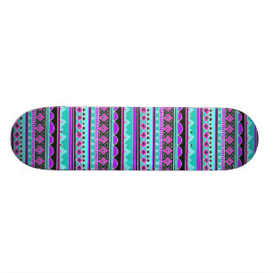 Helles blaues und lila Stammes- Muster Skateboard