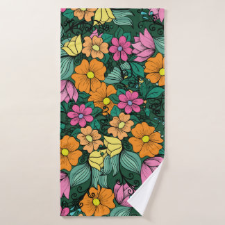 helles Blumenmuster auf grünem Hintergrund. Vinta Badehandtuch