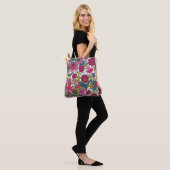 Helles Blumenmuster Tasche (Am Model)