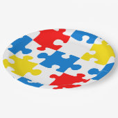 Helles, farbiges Puzzlespiecmuster Pappteller (Schrägansicht)