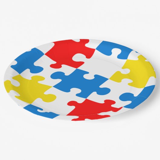 Helles, farbiges Puzzlespiecmuster Pappteller (Schrägansicht)