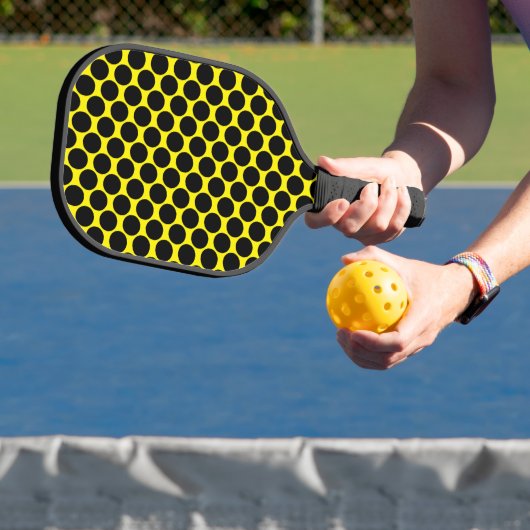 Helles Gelb mit schwarzem Punkt-Design Pickleball Schläger (InSitu)