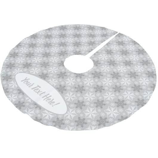 Helles, graues und winterweißes Schneeflockenmuste Polyester Weihnachtsbaumdecke (Schrägansicht)