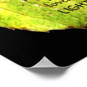 Helles Leaf von Greenish Gold gegen Schwarz Poster (Ecke)