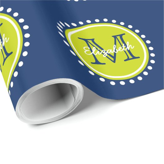 Helles Limones grünes Polka-Punkt-Monogramm auf Geschenkpapier (Rolleneckpunkt)