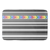 Helles Muster auf dunkelgrauen und weißen Streifen Badematte (Vorderseite)