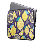Helles Muster von Zitronen und Nelken auf dunkelbl Laptopschutzhülle (Vorderseite Links)