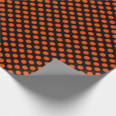 Helles Orange Polka Dot auf schwarzem Wrapping Pap Geschenkpapier (Ecke)
