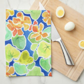 Helles Orange, Rot, Gelbe Nasturtien auf blau Küchentuch (Viertel Falte)