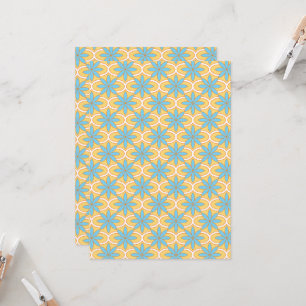 Helles, orangefarbenes Stoffdesign mit aufwändigen Einladung