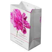 Helles Pink Peony Brautparty Mittlere Geschenktüte (Rückseite Schrägansicht)