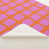 Helles, rosa und orangefarbenes geometrisches Gitt Sherpadecke (3/4)