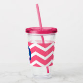 Helles Rosa und Weiß Chevron-Muster Monogramm Acryltrinkbecher (Links)