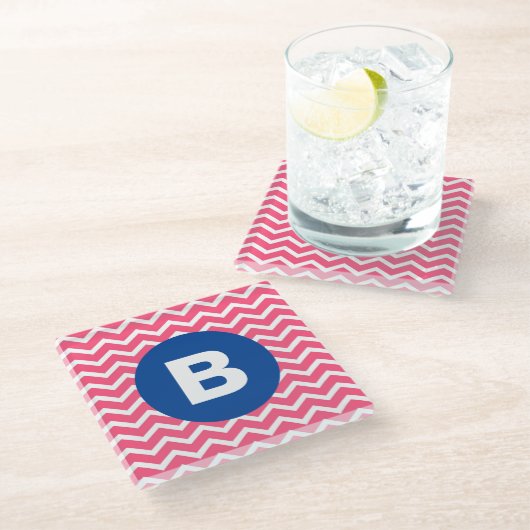 Helles Rosa und Weiß Chevron-Muster Monogramm Glasuntersetzer (Schrägansicht)