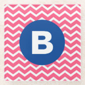 Helles Rosa und Weiß Chevron-Muster Monogramm Glasuntersetzer (Vorderseite)