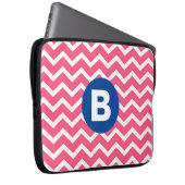 Helles Rosa und Weiß Chevron-Muster Monogramm Laptopschutzhülle (Vorne Rechts)